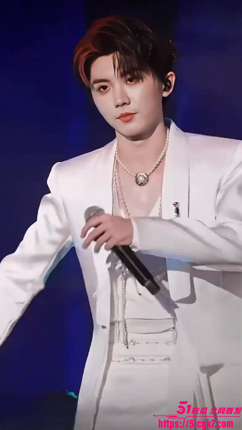 时代少年团马嘉祺女粉现场泪崩求爱为补偿竟次日激情做爱 2