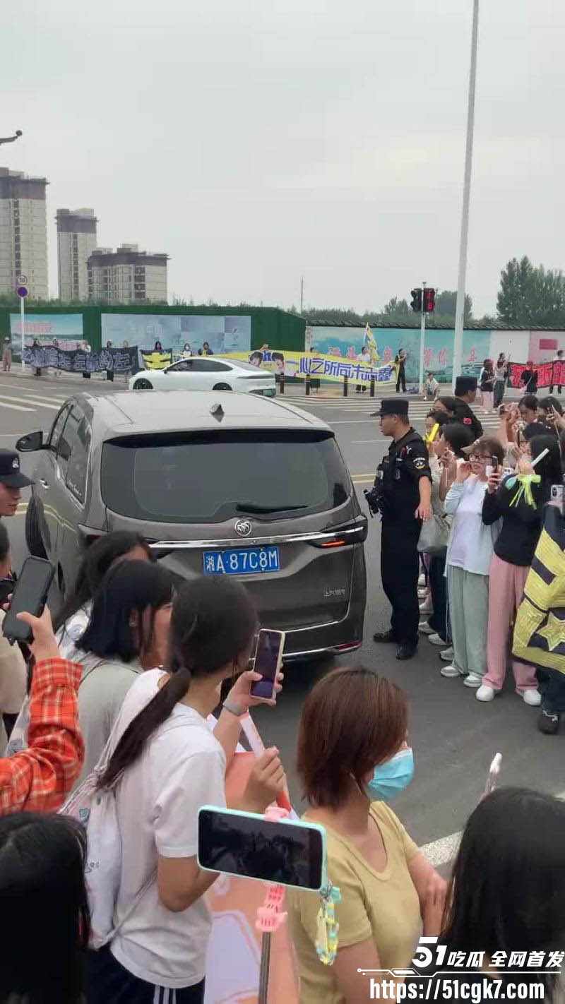 时代少年团马嘉祺女粉现场泪崩求爱为补偿竟次日激情做爱 7