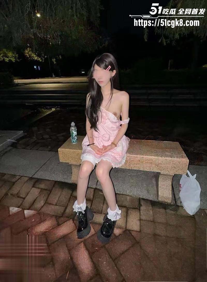 乱伦大神 意淫自己妹妹 校园内石凳上 冒着被保安发现的风险 疯狂与妹妹做爱！