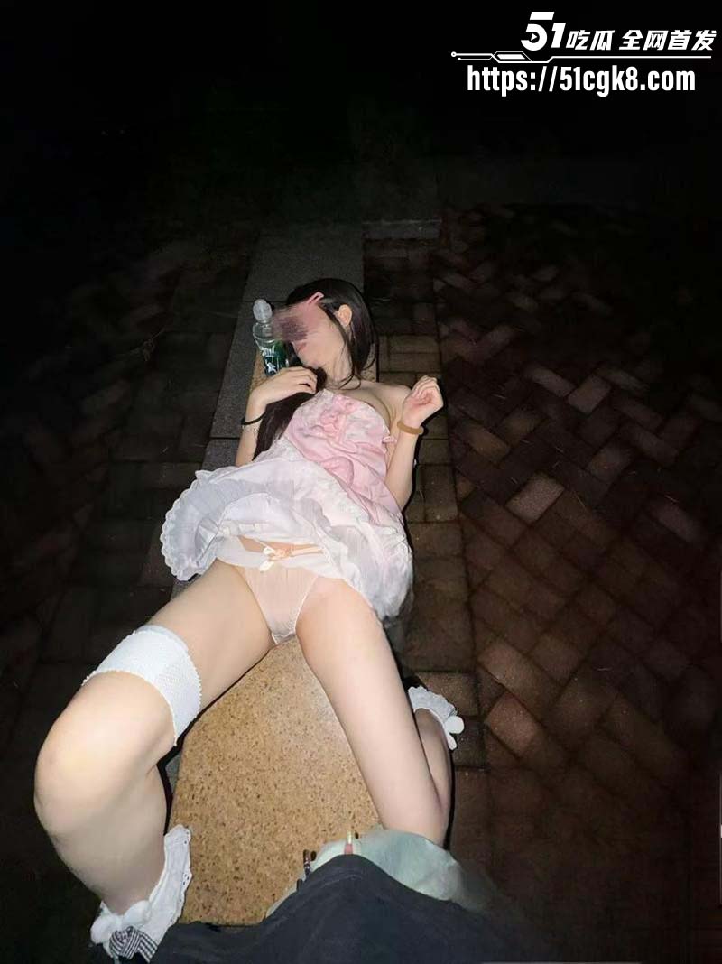 意淫自己妹妹校园石凳上与妹妹做爱02