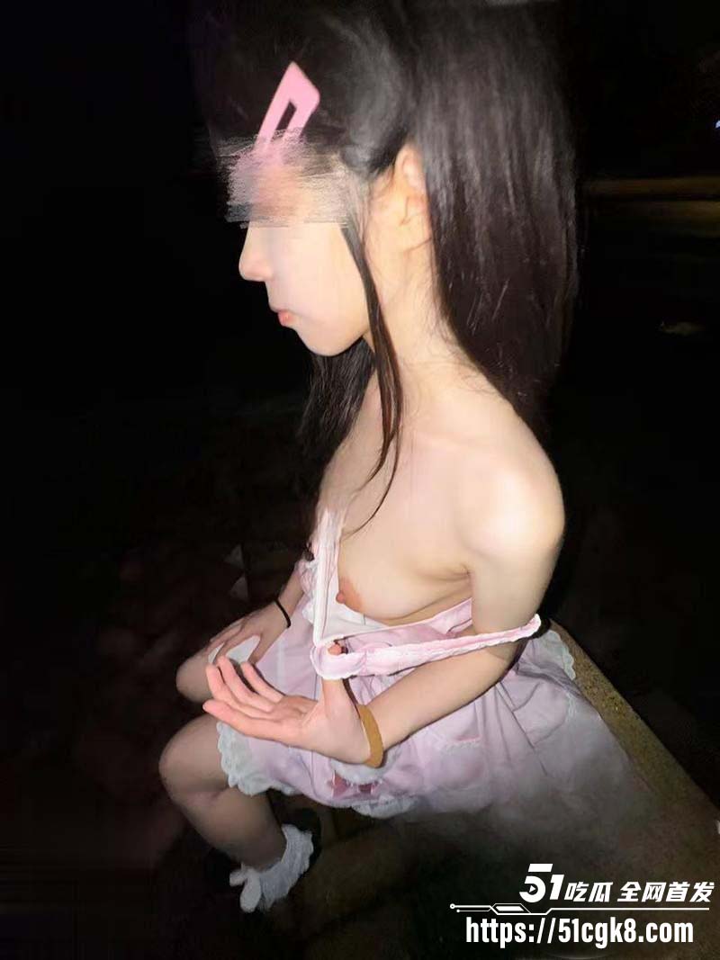 意淫自己妹妹校园石凳上与妹妹做爱03