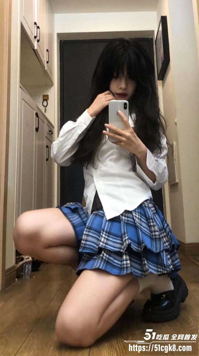 湖南长沙19岁极品女大 为发泄欲望与精神小伙约炮 被暴操内射疼到喊出哭腔！