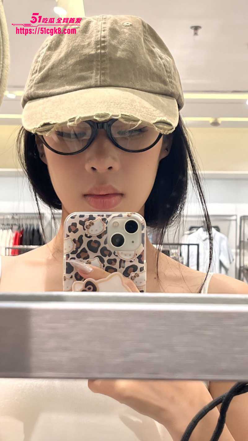 抖音女网红 oooo3 各种玩法花式自慰 双洞齐开调教视频流出！