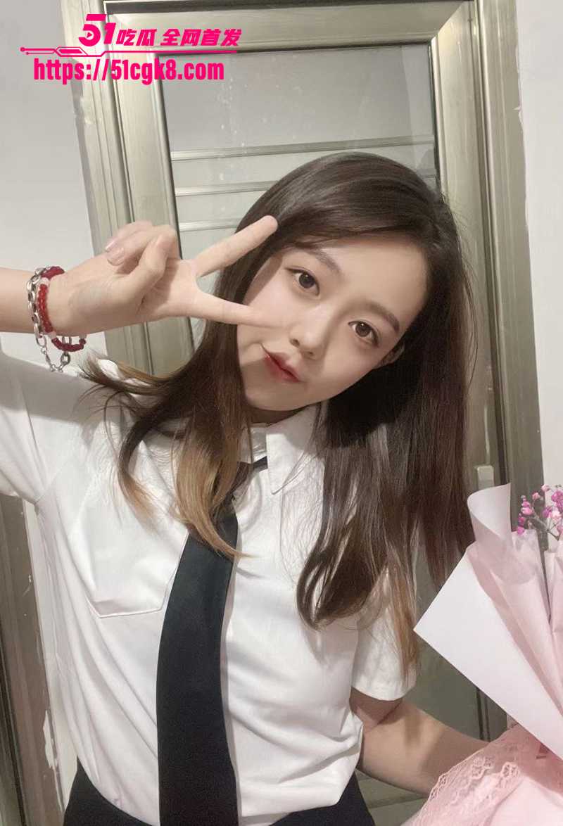 天津可爱女大学生 李秋 不雅视频泄漏！戴肛塞被男友后入爆操 露脸骑坐肉棒前后猛摇 校园女神秒变反差母狗！