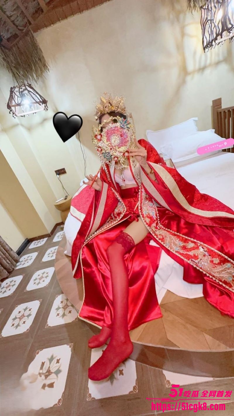 海角乱伦大神新作 女儿身穿凤冠霞披 被父亲猛操白皙嫩穴 高潮之际狂喊老公 反差十足！