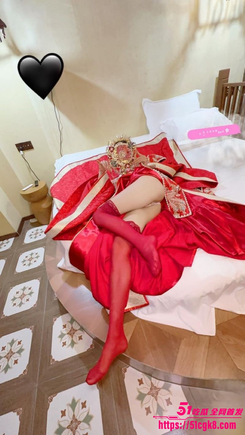 海角乱伦大神新作女儿身穿凤冠霞披 被父亲猛操 2