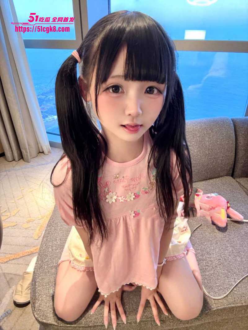 推特纯真小萝莉 奶呼呼 震动棒玩弄小白虎 流白浆肉便器 地下车库挨肏合集！