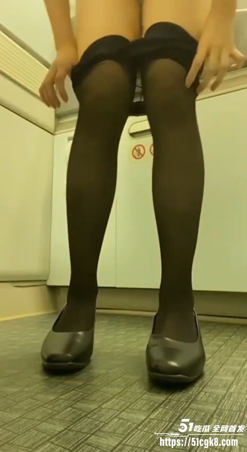东方航空空姐飞机卫生间自慰 3