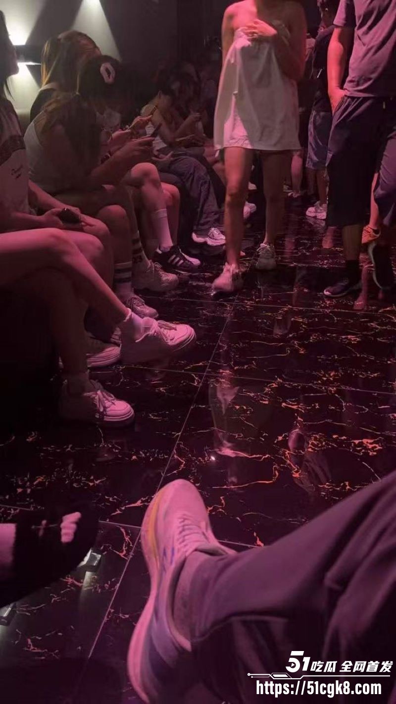 火爆全国的莎舞厅内部偷拍摄像 3