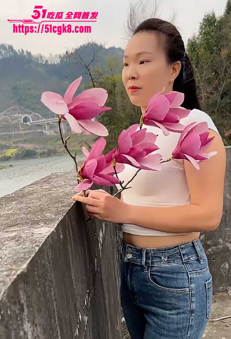 轻熟女网红雨夜 不雅私拍流出 4 拷贝