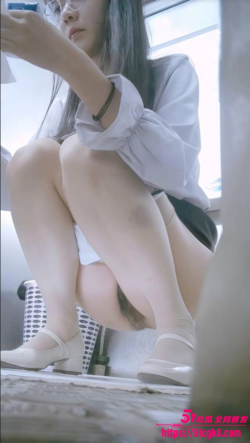 偷拍大神潜入女厕偷拍各路小姐姐女神御姐放尿 3