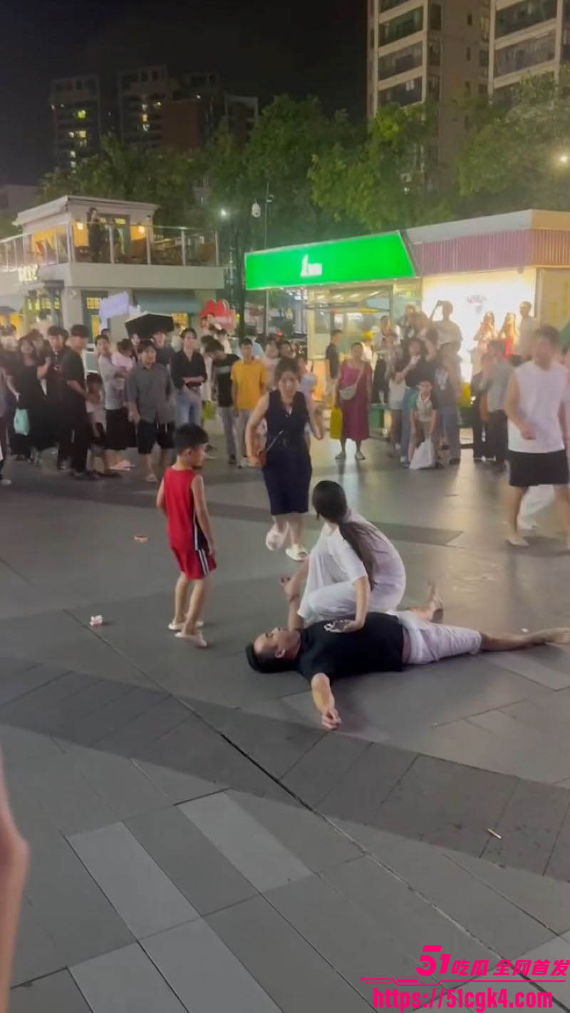 养女20年竟跟男友私奔！广场上老爹与男友互殴被一拳干倒 女儿却冷眼旁观看着亲爹被揍 这画面属实令人心寒！