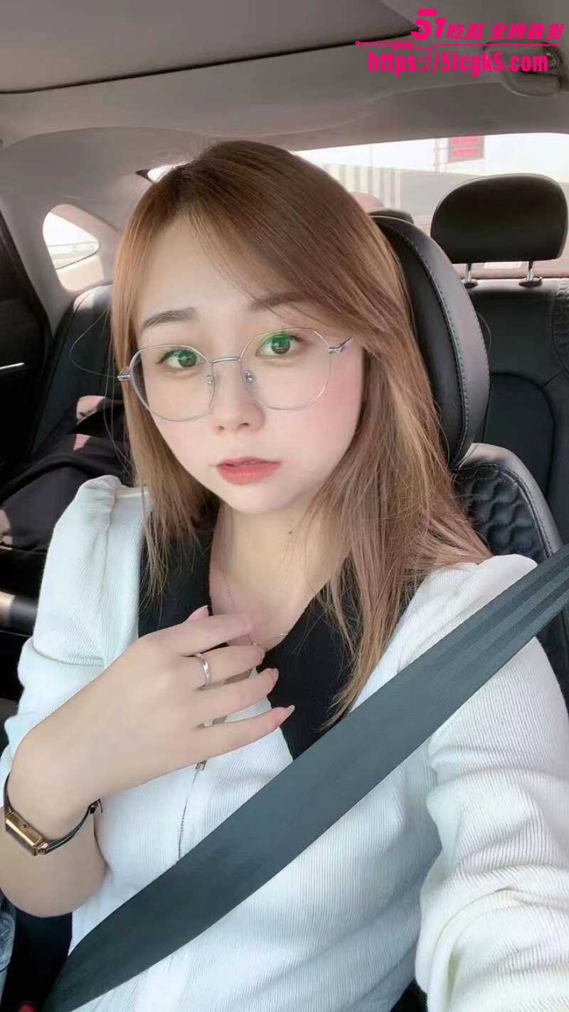 苏州绿帽夫妻 双飞群P不雅视频曝光 眼镜少妇筱雨 骚穴在镜头前被打桩猛操 全程娇喘不断！