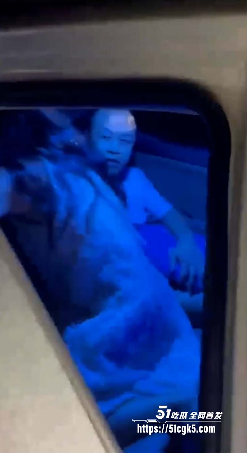 女子出轨车震被抓现行 男的裤子都脱光 女的还咆哮着说 我真的没做 网友：你就差没喷了