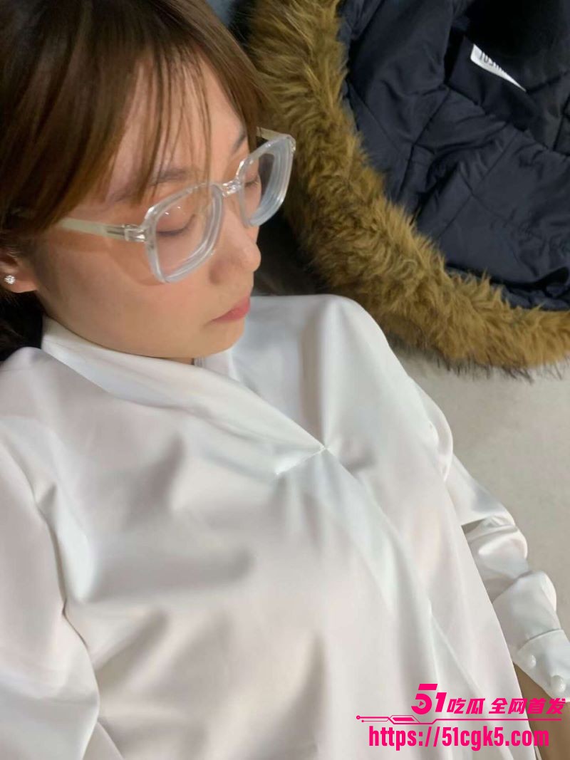 河南银行女职工 刘雯 潜规则视频曝光 露脸口交泪光闪烁 激情3P骚逼被轮流猛插！