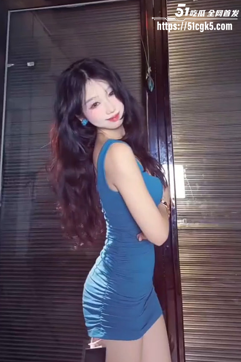 推特福利姬 原野芽美携闺蜜米奇 拍摄土豪定制裸舞 御姐气质风情万种 淫荡舞蹈诱惑炸裂！