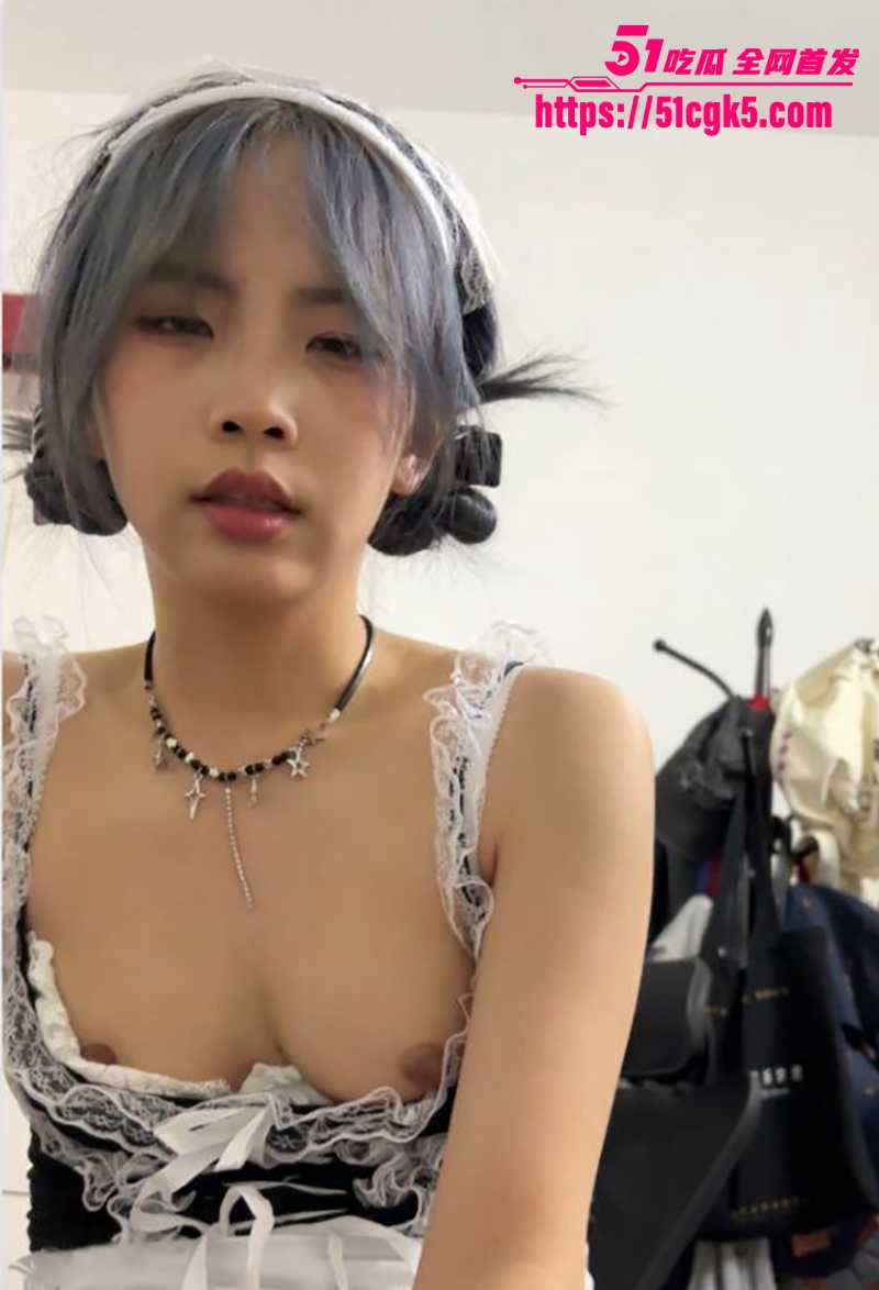 河北邢台精神小妹 田家烨 不雅视频流出 穿女仆装深喉服侍男友 还用震动棒自慰震穴！