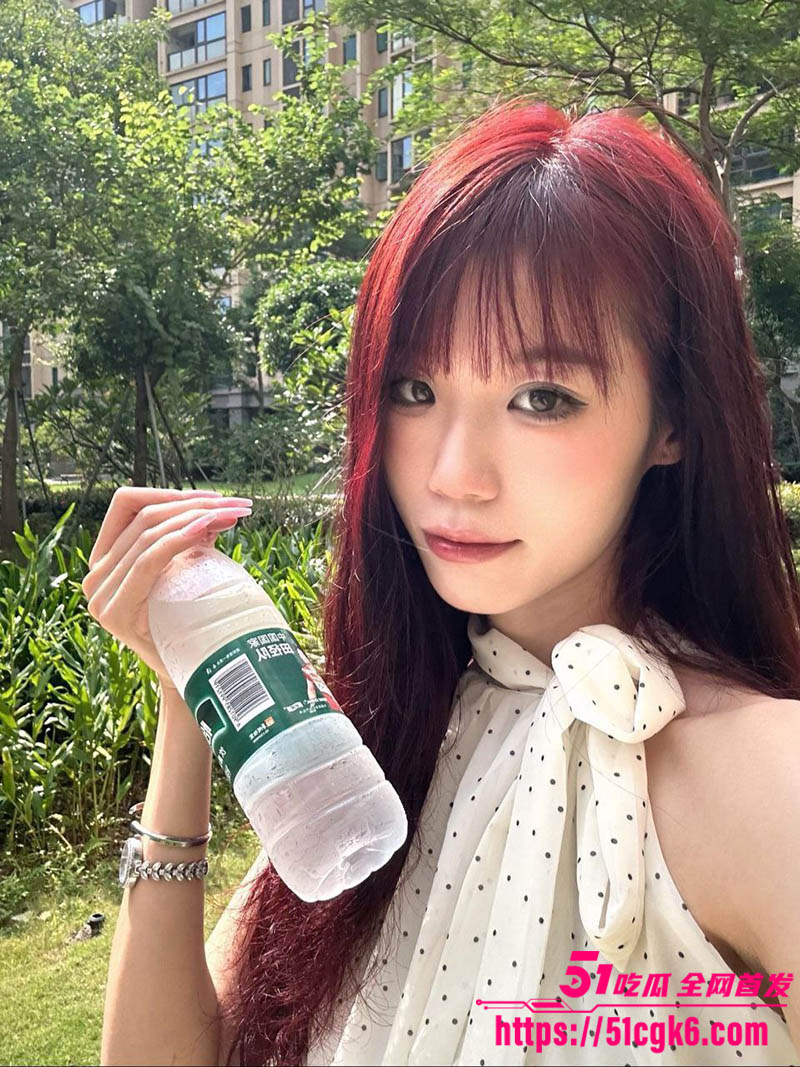 极品福利姬 白日梦想鸭 与大屌体育生酒店约炮 淫骚小穴白里透粉 虽然不是白虎 依旧耐看诱人！