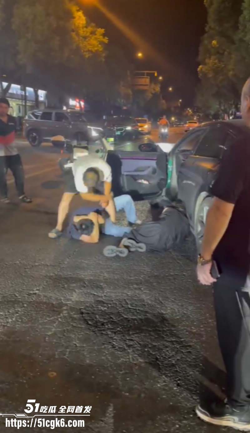 史上最解气抓奸现场！狗男女偷情被猛男原配当街抓包 荡妇保护奸夫被双双暴揍！