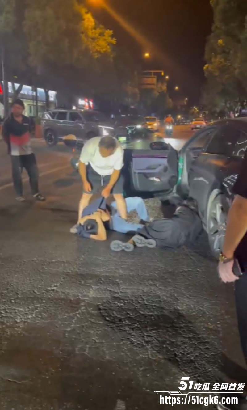 狗男女偷情被当街抓包暴揍04