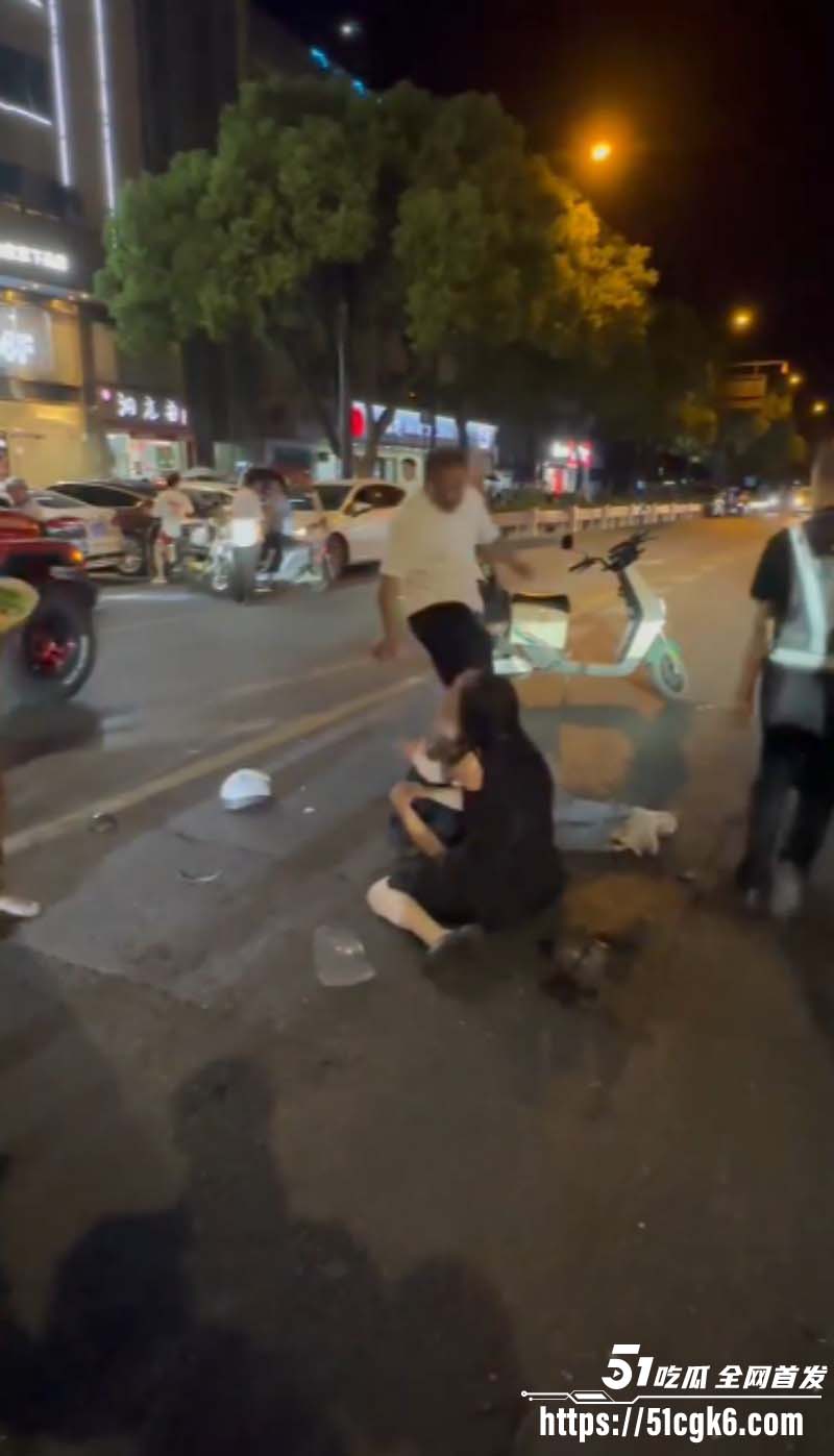 狗男女偷情被当街抓包暴揍05