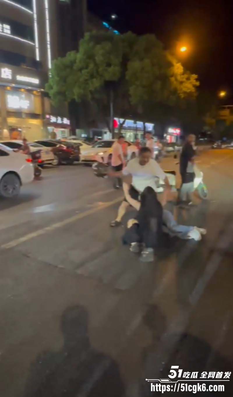 狗男女偷情被当街抓包暴揍06