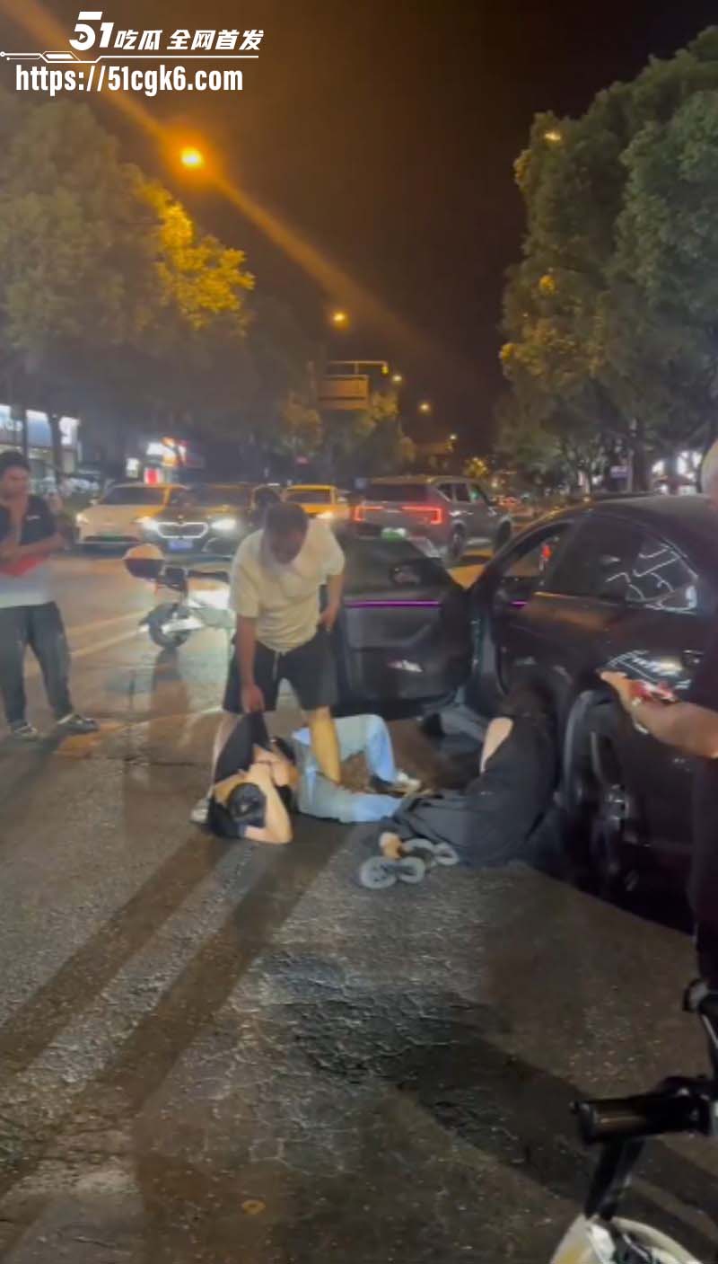 狗男女偷情被当街抓包暴揍02