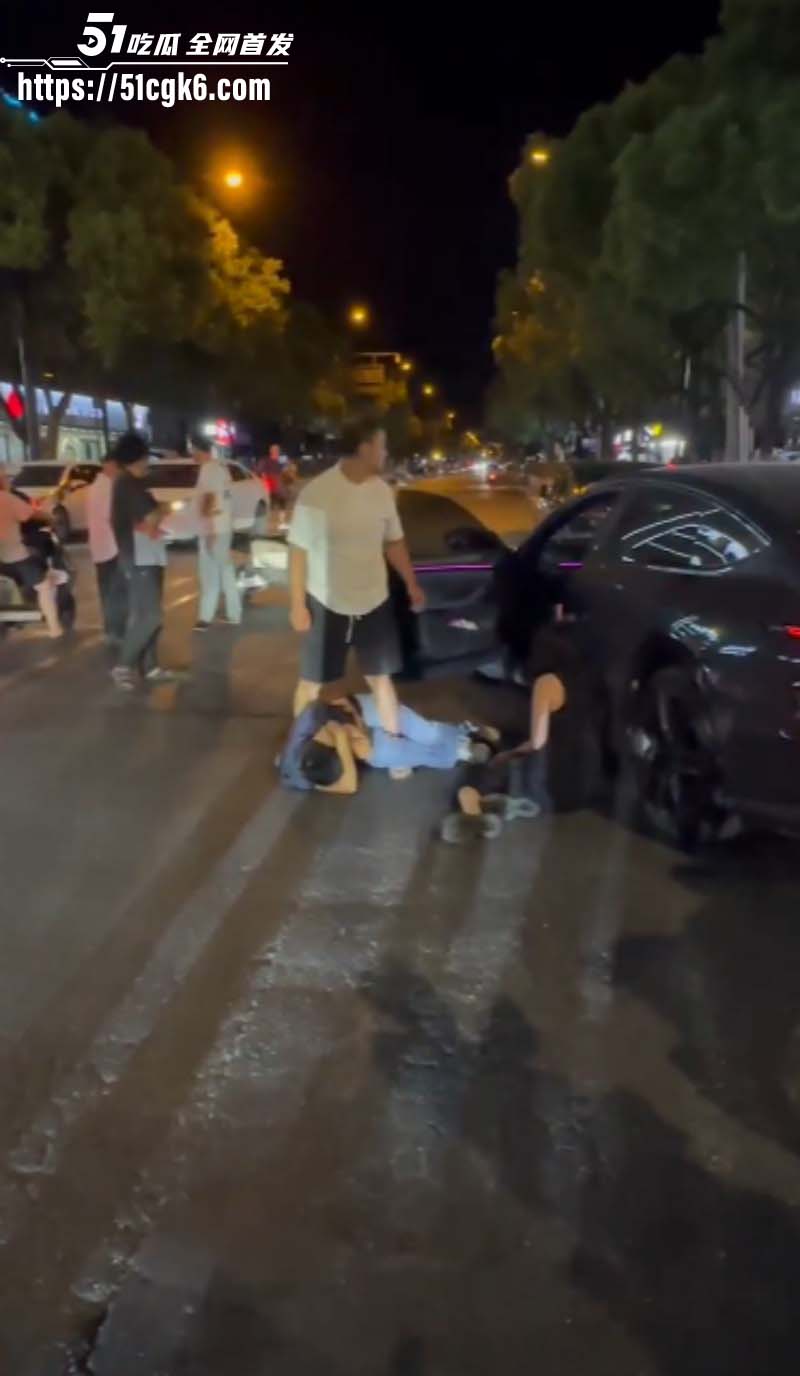 狗男女偷情被当街抓包暴揍03