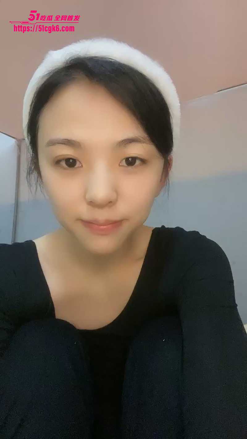 清纯邻家小白甜妹下海黄播自慰大秀 揉捏乳头诱人至极 拨弄骚穴淫水狂喷！