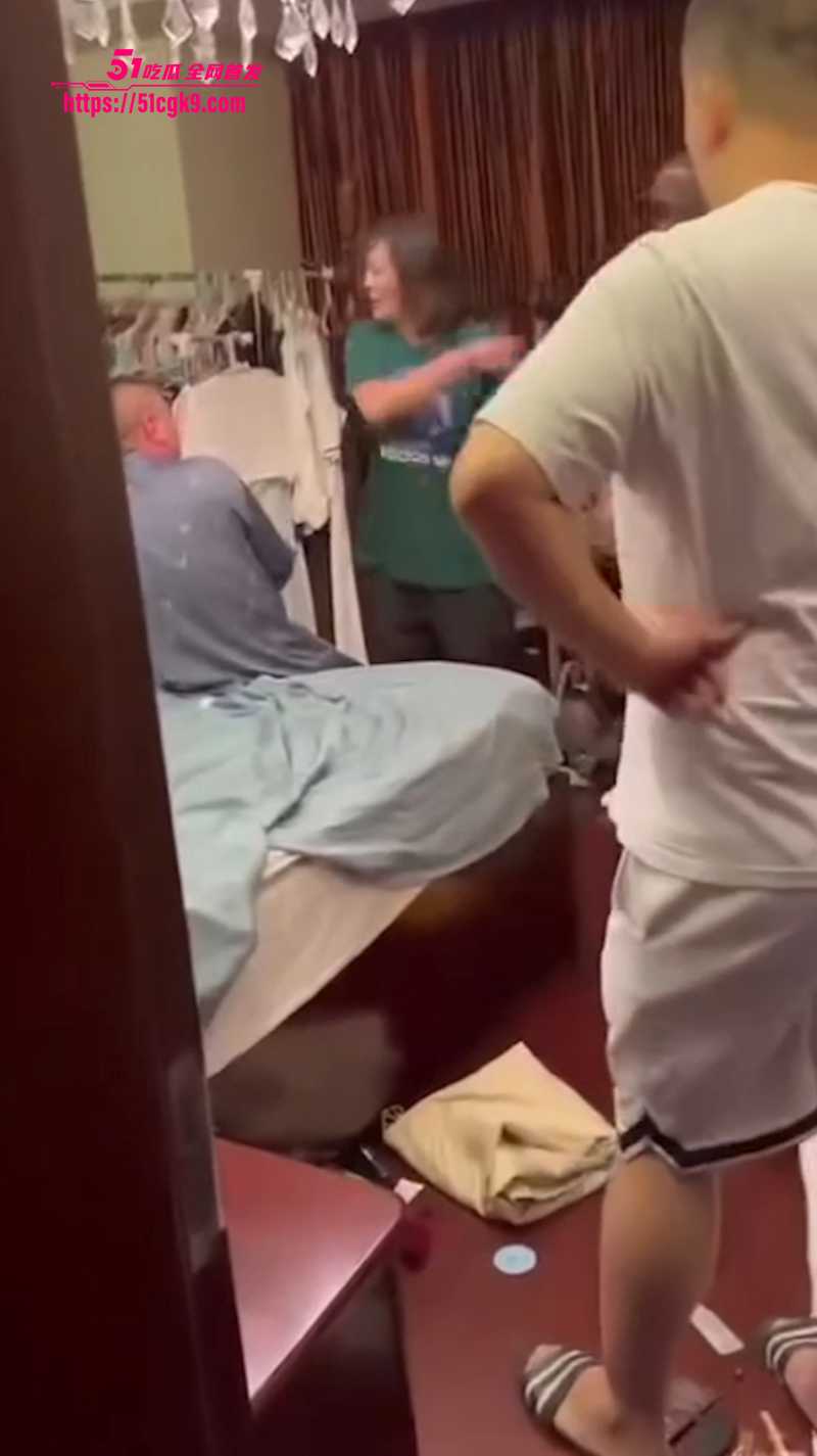 七夕佳节变抓奸修罗场 妻子暴打小三怒扇丈夫巴掌 拳打脚踢衣架伺候 民警围观不敢劝！