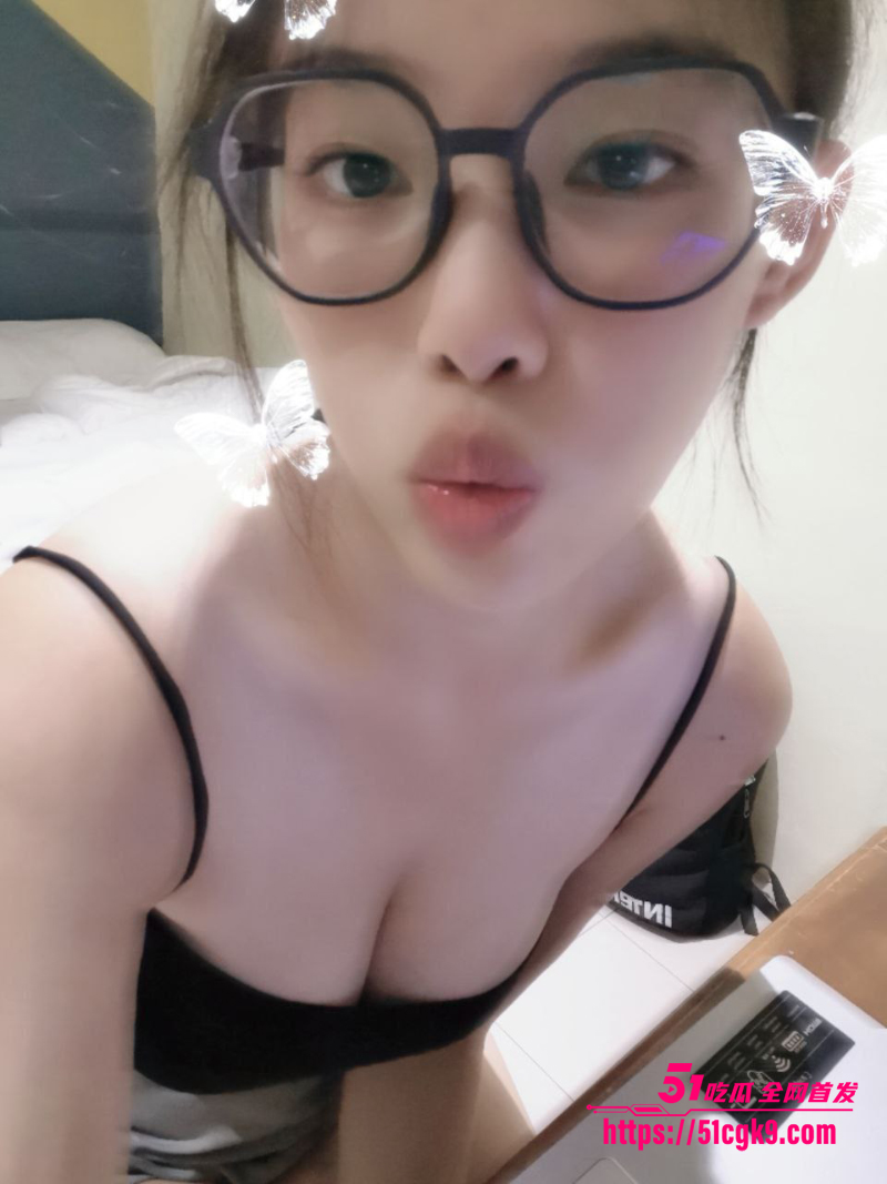 反差眼镜妹大奶自拍裸照泄密 男友露脸口交视频流出 极品身材骚爆全网！