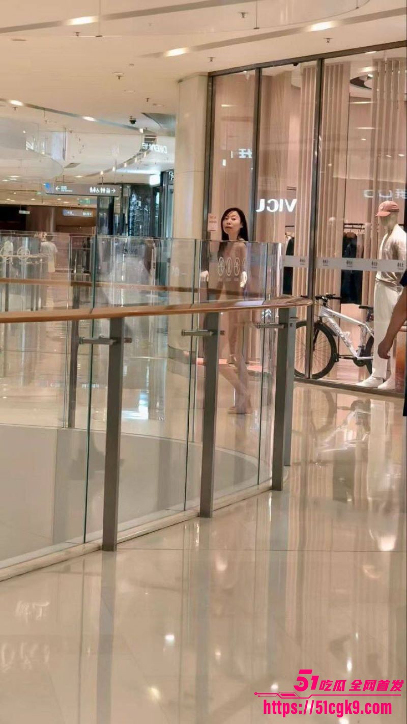 苏州中心商场惊现裸奔美女 3