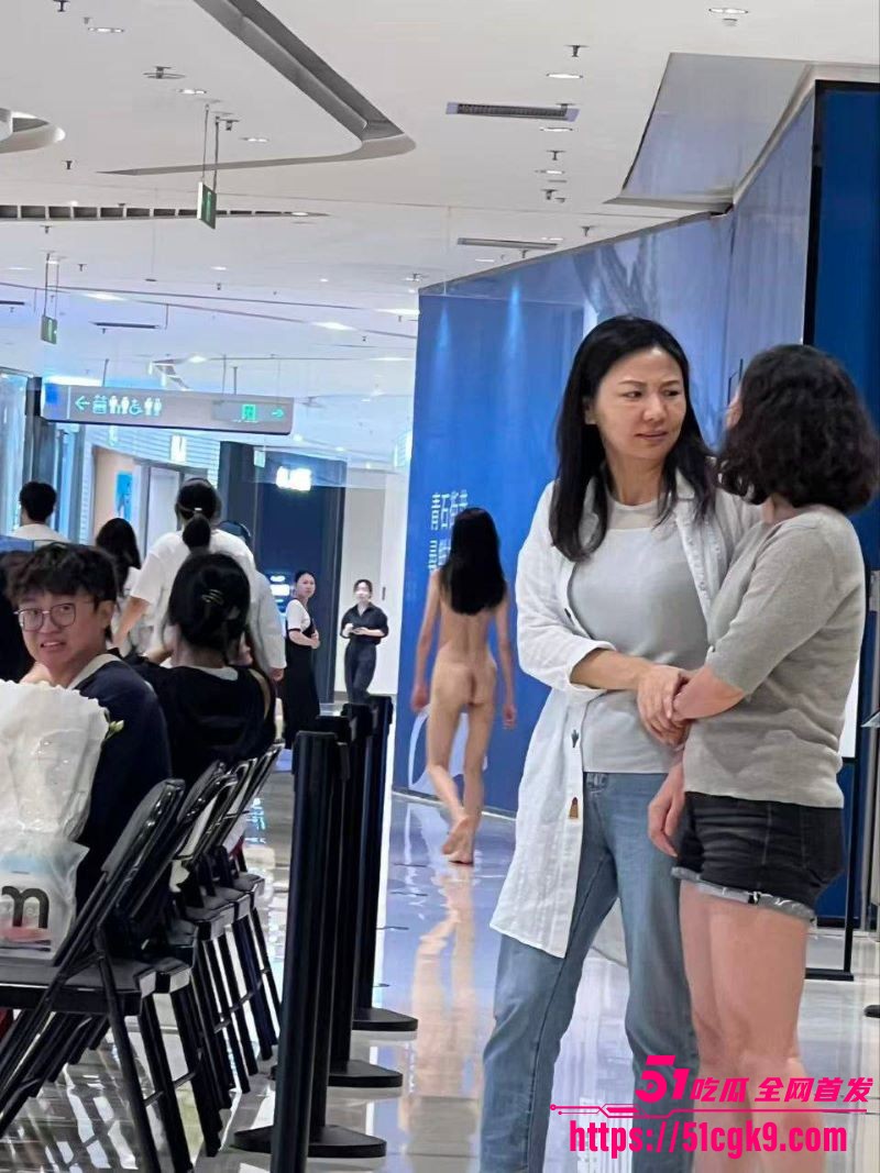 苏州中心商场惊现裸奔美女 5