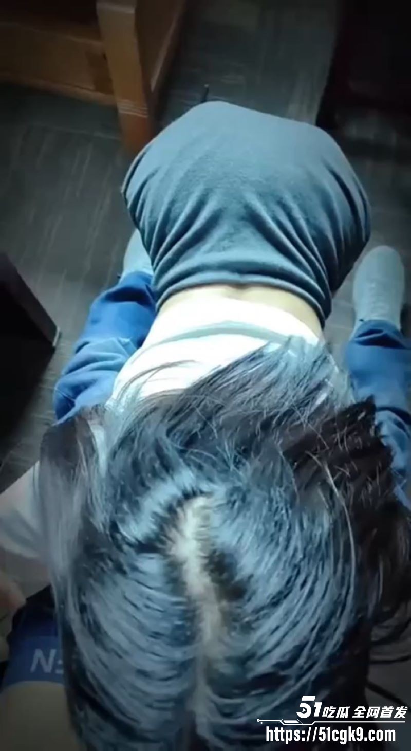 办公室偷情！极品少女秘书被老板潜规则 办公桌上无套猛插 啪啪声压抑却激烈！