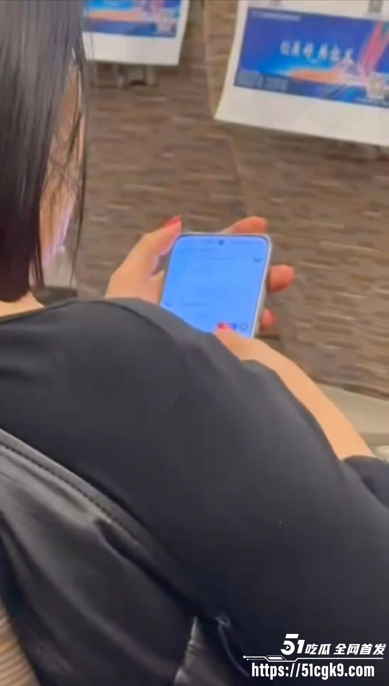 小仙女高铁上业务繁忙！发送各种性爱视频撩骚 聊天内容露骨到炸 偷拍哥错过要联系方式！