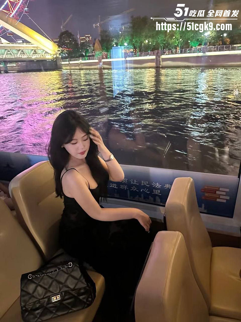 上海高颜值女大学生 吴思涵 被金主包养性爱视频流出 黑丝情趣内衣口交摆拍 蜜穴滴水骚气迷人！