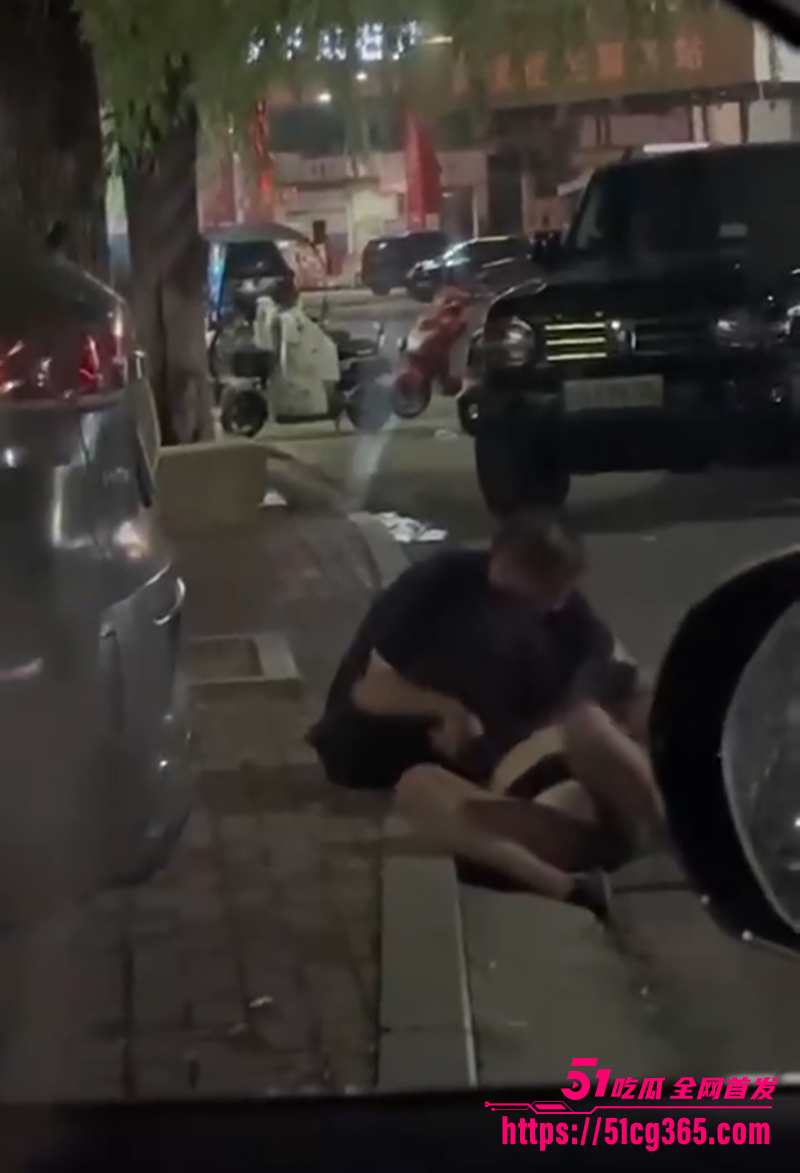 河北酒吧门口捡尸猥亵实录！醉酒小妹瘫坐街头 被猥琐老头当众指奸 掀衣揉奶插裆抠穴！
