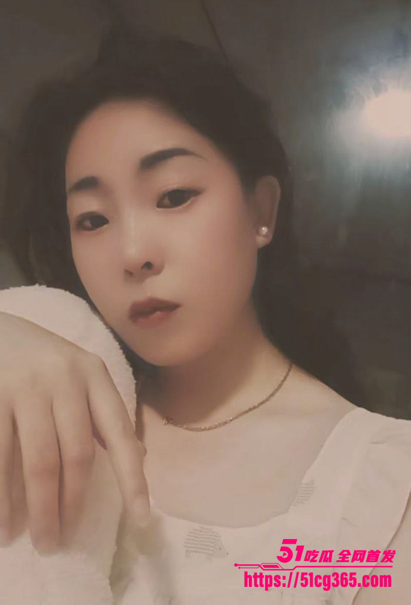 河北沧州骚妻 小妖 不雅视频流出 饥渴少妇厨房勾引丈夫好友 偷偷真空露穴发骚挑逗 舔屌揉臀十分刺激！