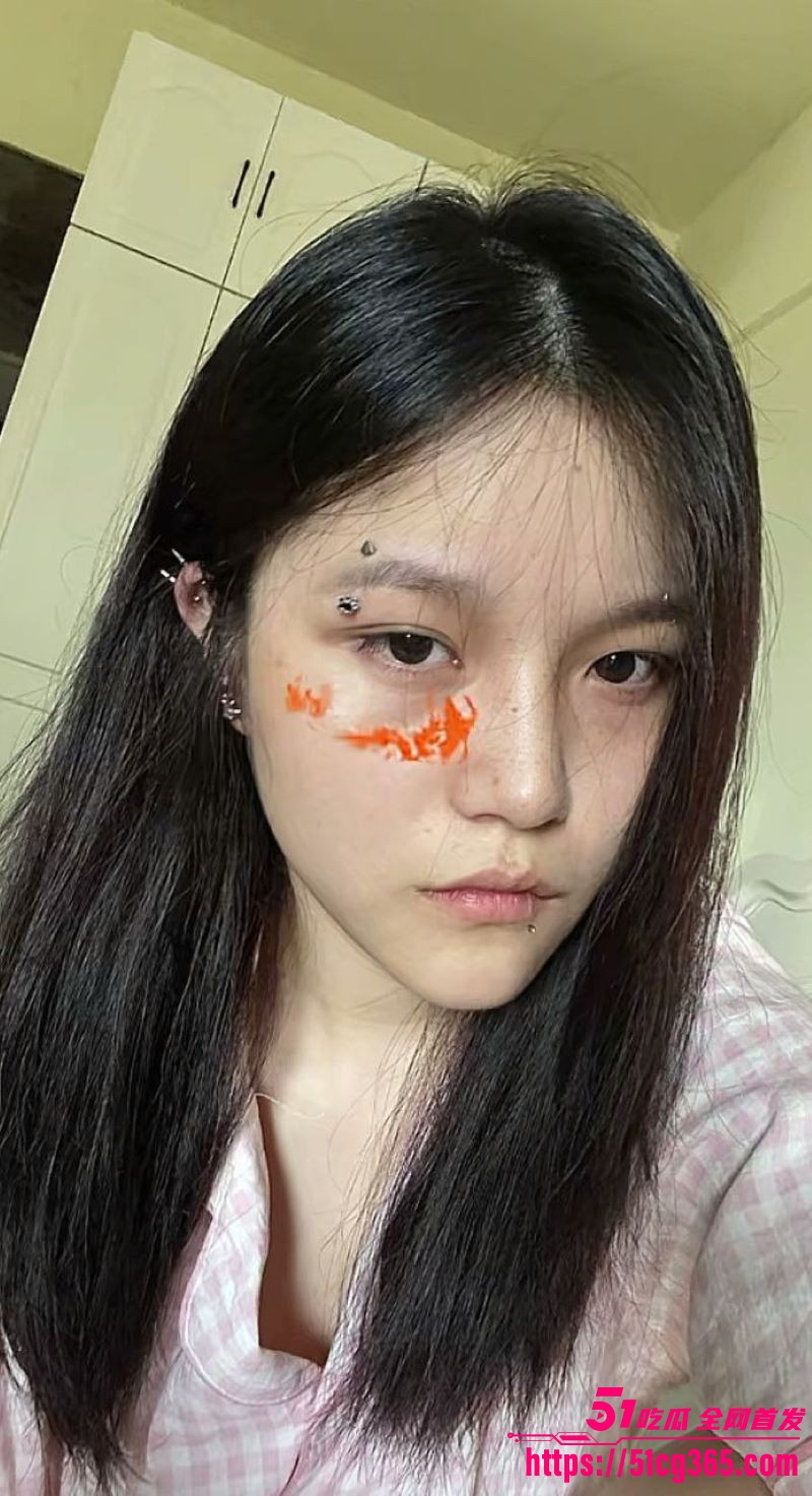 湖南长沙唇钉小妹刘思雨被男友各种调教舔脚 3