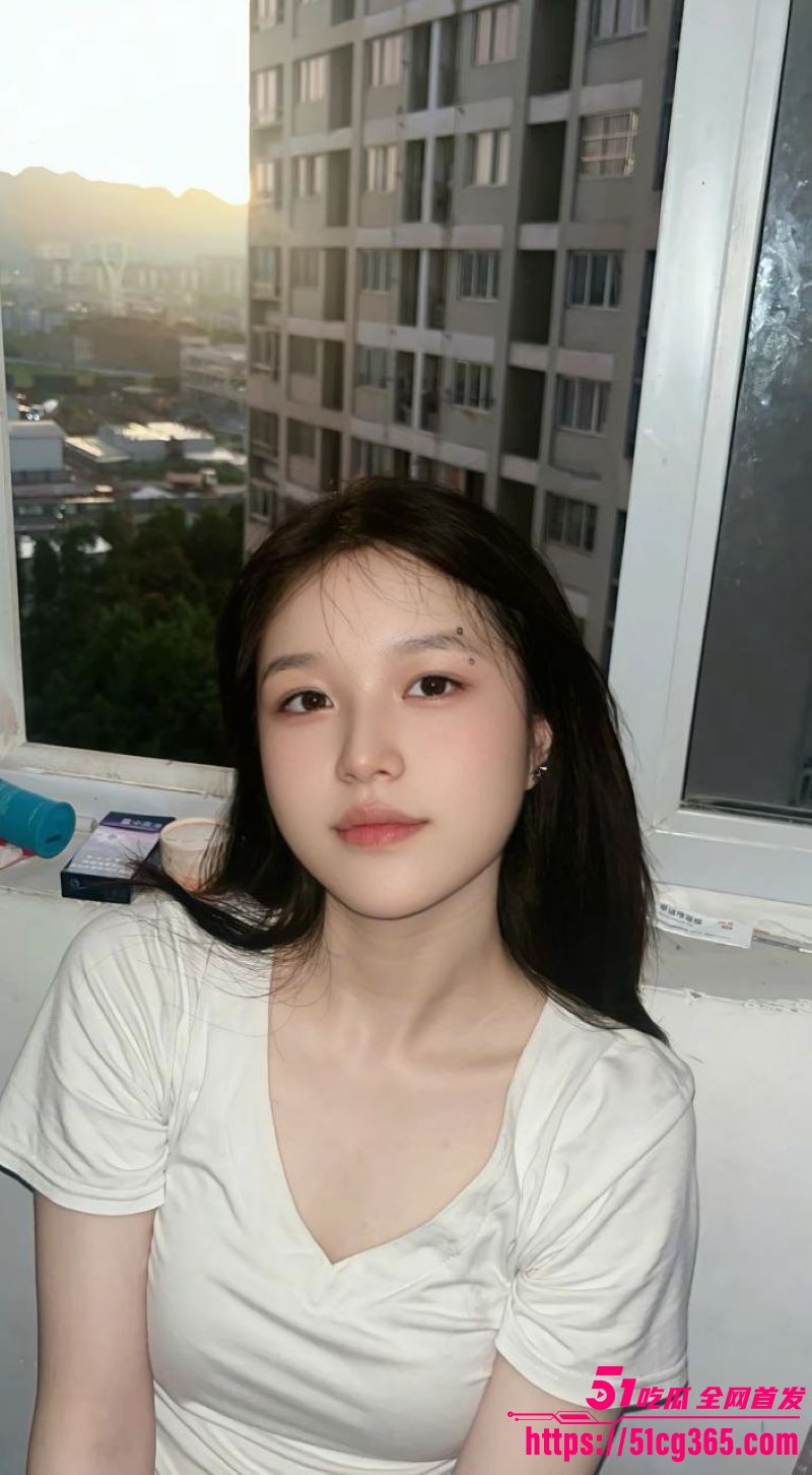 湖南长沙唇钉小妹刘思雨被男友各种调教舔脚 2