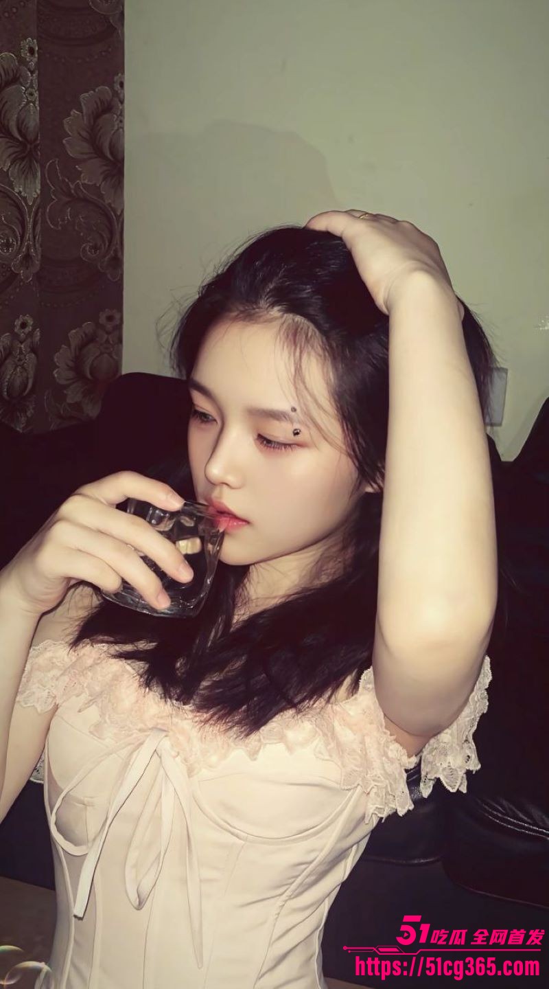 湖南长沙唇钉小妹刘思雨被男友各种调教舔脚 4