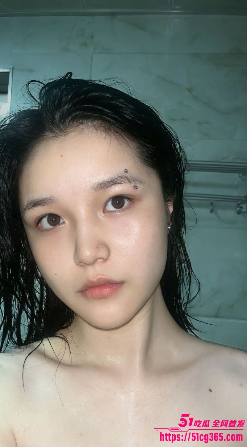 湖南长沙唇钉小妹刘思雨被男友各种调教舔脚 5