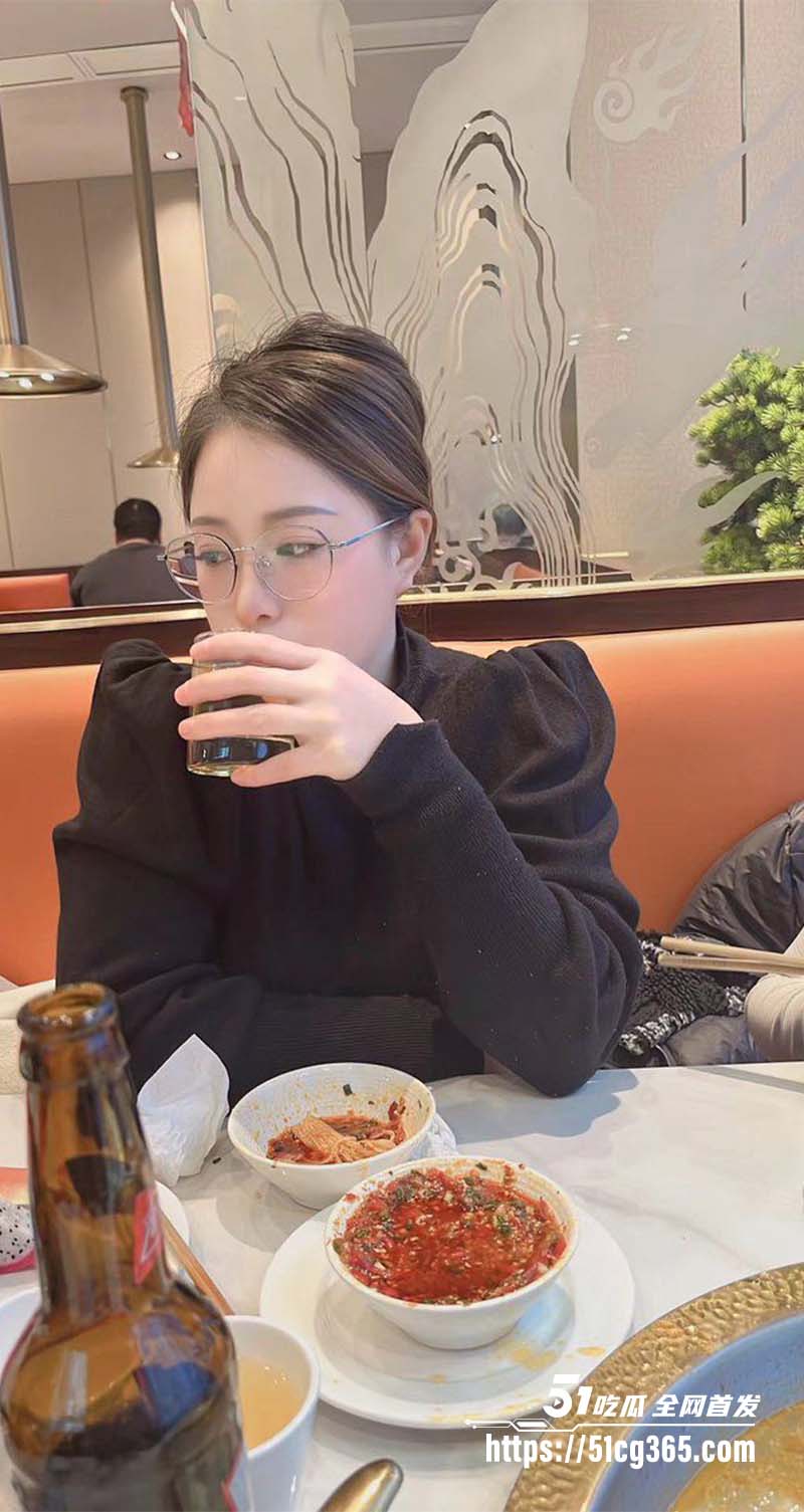 高颜值反差曝光 极品少妇和3个男的一起做爱4p被刮逼毛被强制内射 女人如虎胃口属实大