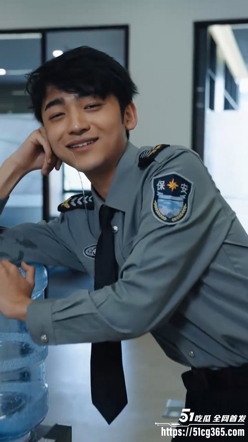 擦边短剧《贴身保安》完整版！保安叶非凡逆袭美女总裁 制服诱惑黑丝挑逗 充满情欲张力！