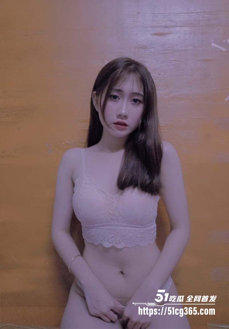台南高颜值大奶骚脸御姐不雅自拍泄密6