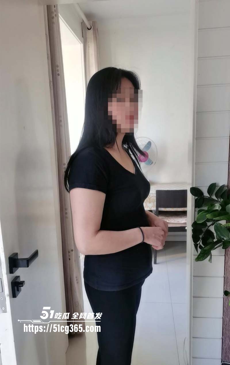海角大神爱穿丝袜的骚妈 趁妈妈午休时插进了她的馒头穴 让妈妈夹着我的精液去上班 好刺激