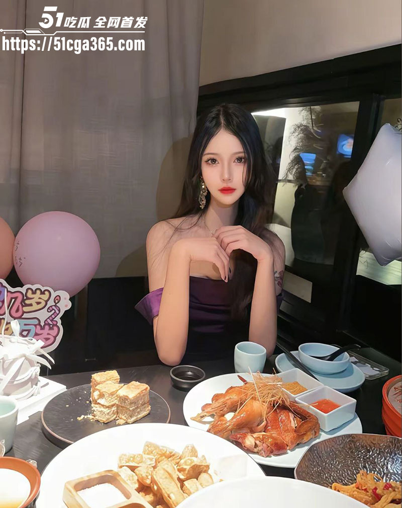 广西极品淫妻 刘娜 与炮友3p视频曝光 完美身材展现极致曲线 情趣黑丝散发致命诱惑 堪称撸管必备的极致尤物！