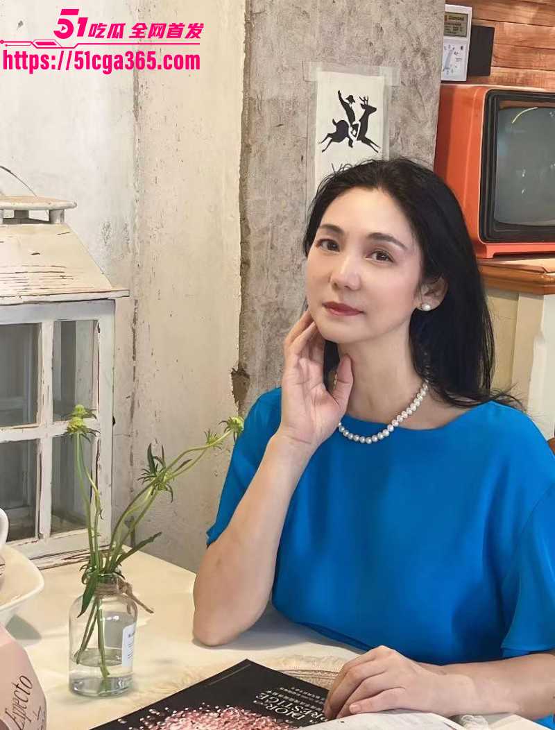 乱伦大神 海角小涛 性感骚妈醉酒后惨遭淫魔儿子强上 操哭后下意识发出呻吟！