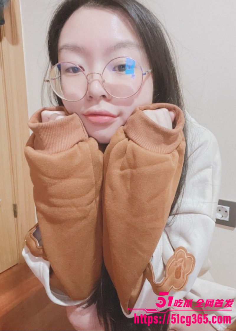 高中生眼镜少女 反差自拍视频泄露 家中独演扣逼喷水到高潮浪叫 娇嫩玉穴汁水横流！