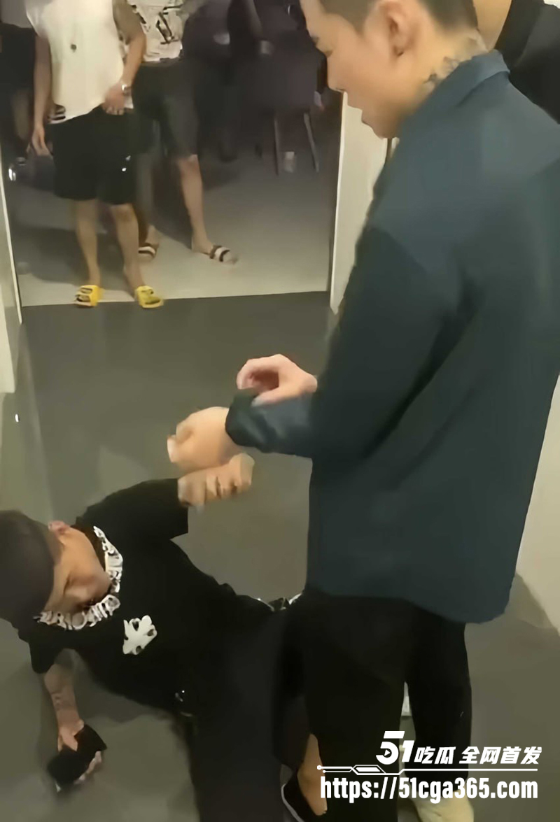 快手网红大毅挨打视频曝光 4 拷贝
